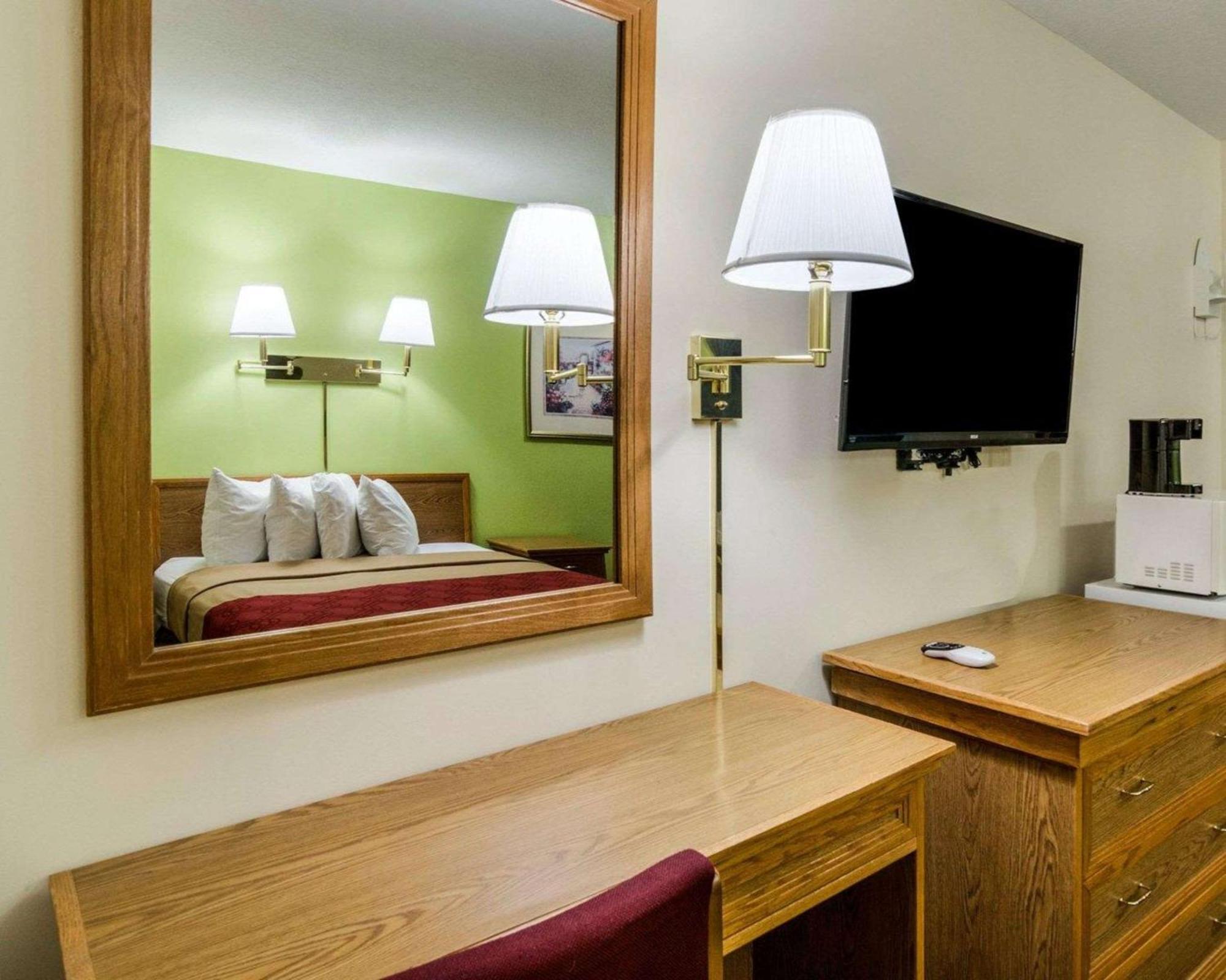 Econo Lodge University Lawrence Esterno foto